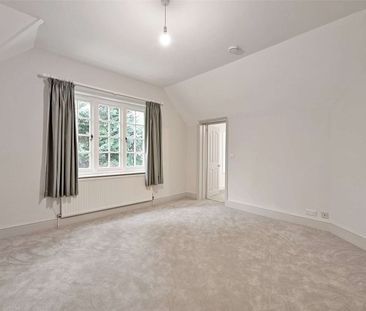 A detached four bedroom home, located in a highly sought after posi... - Photo 4