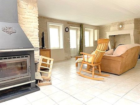 LOCATION MEUBLEE Maison 110 m2 centre village, 3 chambres, jardin et stationnements - Photo 3