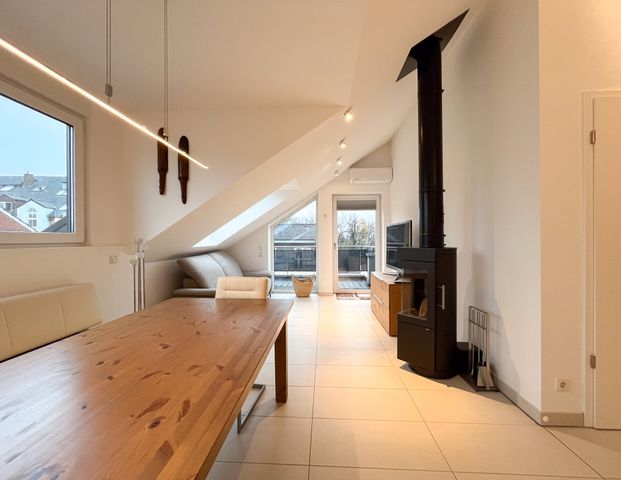 Komfortable seniorenfreundliche Dachgeschosswohnung mit Aufzug und Balkon - Photo 1