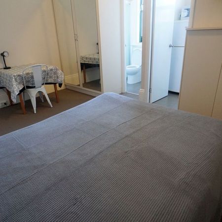 Refurbished Studio - 3 month lease only - Photo 4
