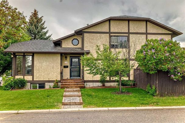 199 SHAWCLIFFE CIR SW, Calgary - Photo 1