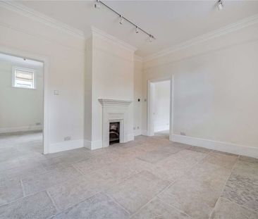 Elegant ground-floor one-bedroom apartment with Cathedral views. - Photo 2