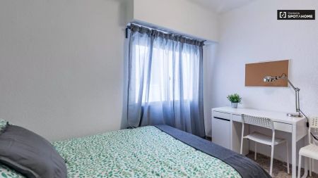 Double bed in Room in a shared 5-bedroom apartment for rent in Aiora for professionals and students - Photo 2