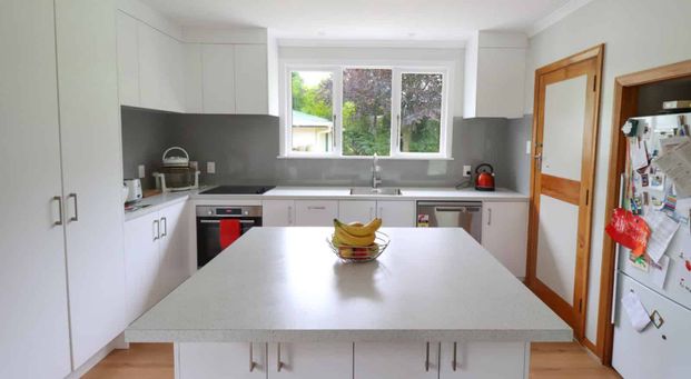 Everything you need on Epsom - Photo 1