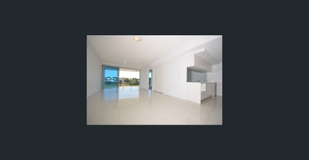 BIGGERA WATERS - MODERN TWO BEDROOM APARTMENT - Photo 4