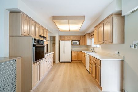 8140 Hunter Street apartment — Burnaby, BC (5-Bedroom) - 5 Bedroom - Photo 4