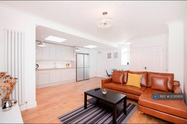 1 bedroom in a house share to rent - Photo 1