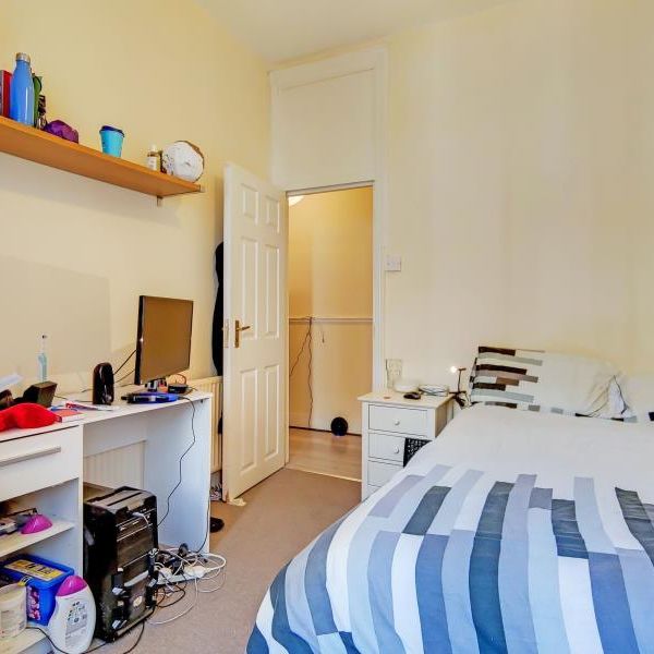 4 bedroom flat to rent - Photo 1
