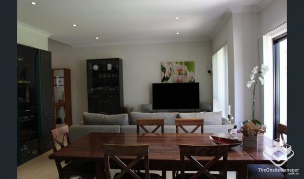 3 Bedroom Townhouse 100m to Westfield Carindale - Photo 1