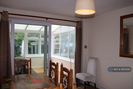 1 bedroom in a house share to rent - Photo 2