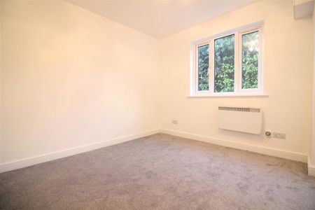 Varsity Drive, Twickenham - Photo 3