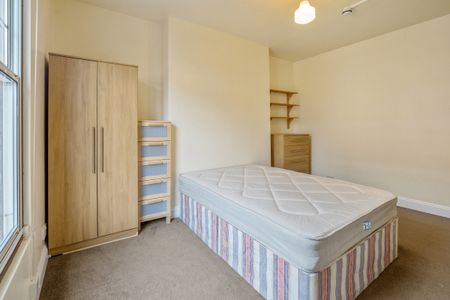 3 bedroom flat to rent - Photo 4