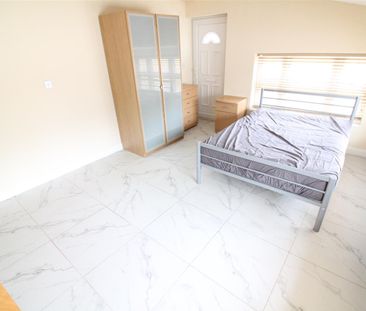 Chertsey Bridge Road, Chertsey - Photo 4