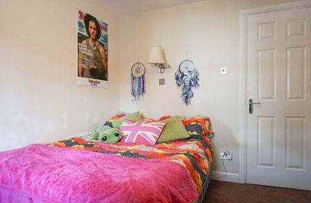 2 Bedrooms Broomfield Crescent - Photo 4