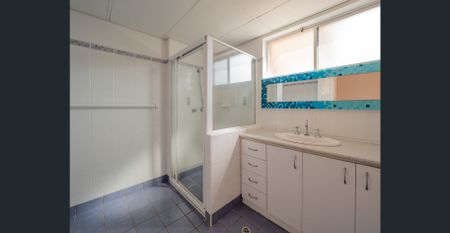 Stylish East Port apartment; close to the beach - Photo 5