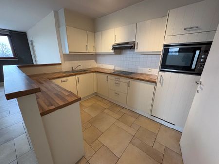 Heel ruim appartement met drie slaapkamers en twee terrassen te Zeebrugge. Mooi uitzicht op de Haven. - Photo 4