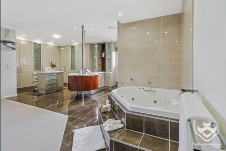 Robertson Luxury 6-Bedroom Family Home with Cinema, Granny flat - Photo 4