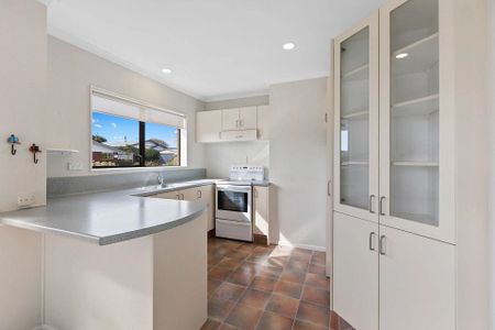 2 Bedroom Beauty, Walk to Town! - Photo 2