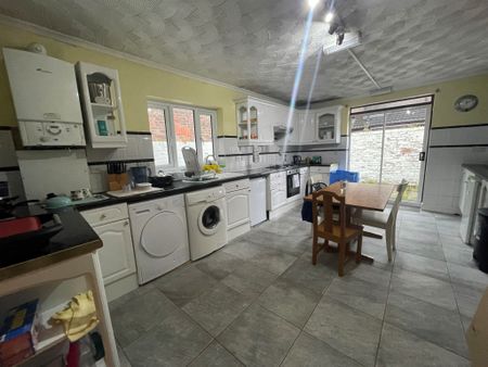 Penny Lane, Liverpool, L18 - Photo 5