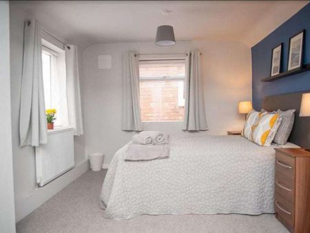 6 Bedroom all En-suite Shared House on the outskirts of the Town Centre Room 2 - Photo 3