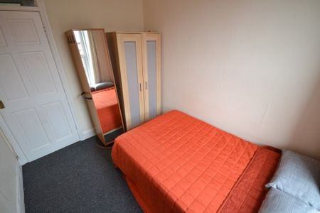 3 Bed - Biddlestone Road, Heaton - Photo 4