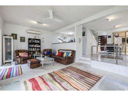 CHARMING 3 - BEDROOM TOWNHOUSE ON THE GOLF COURSE IN HELENSVALE - Photo 3