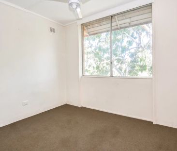 Bright and Spacious Top-Floor Unit - Photo 4