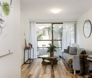 Light-filled one-bedroom with leafy balcony - Photo 1