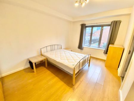 3 bedroom flat to rent - Photo 4