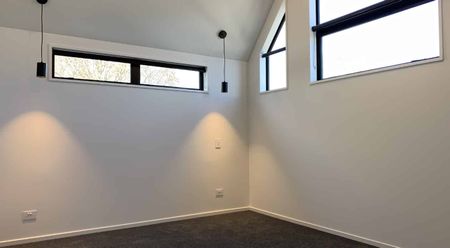 Modern 2 Bedroom Townhouse With Parking - Photo 4