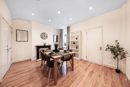 1 bedroom in a house share to rent - Photo 2