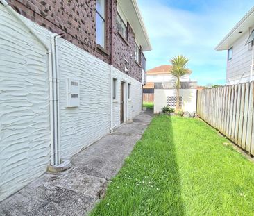 Hobsonville 5 bedrooms, 2 bathrooms - Photo 4