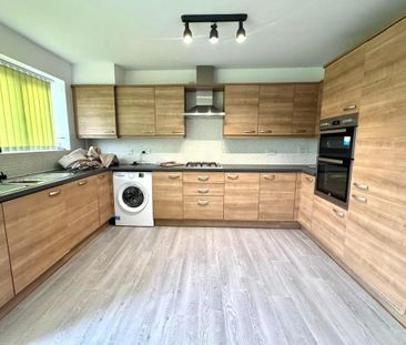 4 bedroom end of terrace house to rent - Photo 6