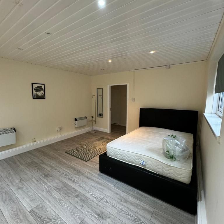 Studio to rent - Photo 1