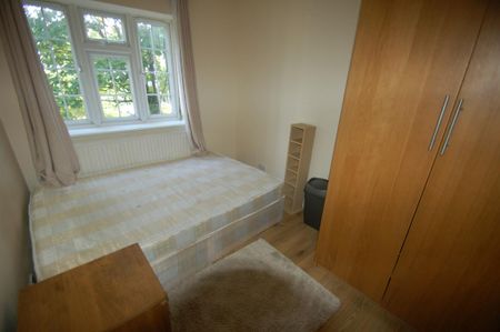 3 bedroom flat to rent - Photo 3