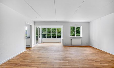 Stor og rumlig 4-værelses lejlighed på hele 123 m2 ved Furesø med både altan og terrasse. Højt til loftet og 2 badeværelser! - Foto 2