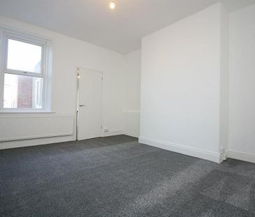 3 bedroom flat to rent - Photo 2