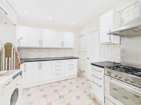 Hill Avenue, Amersham, Buckinghamshire,HP6 - Photo 2