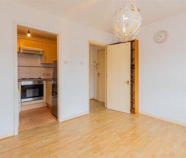 1 bed Flat To Let - Photo 3