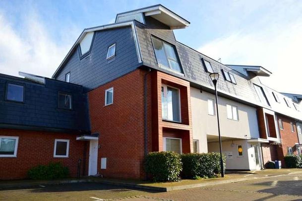 Addenbrookes, Newport Pagnell, MK16 - Photo 1