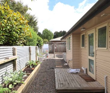 Charming 3 bedroom home with Garden Oasis! - Photo 4