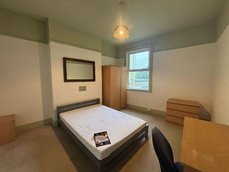 3 bedroom flat to rent - Photo 3