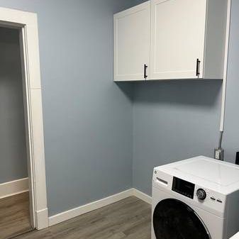 Beautiful and newly renovated 2 bedroom available NOW! - Photo 3