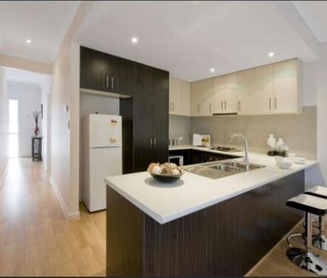 Beautiful 3 Bedroom Family Townhouse - Photo 3