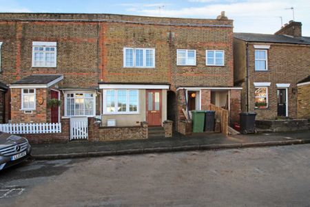 2 bed Terraced for rent - Photo 2