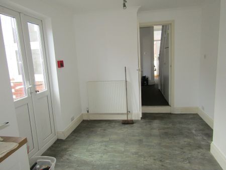 3 bed Terraced - To Let - Photo 5