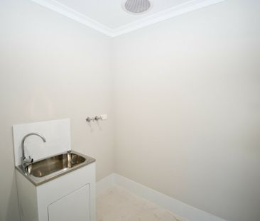 Four Bedroom Dual Living Property! - Photo 1