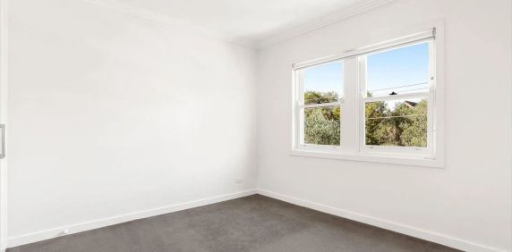 Elegantly Refurbished Two-Bedroom Apartment with a Peaceful Leafy Outlook - Photo 2