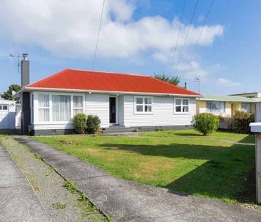 Sunny Three Bedroom Family Home - Photo 3