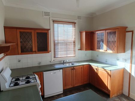 3 BEDROOM FAMILY HOME - Photo 4